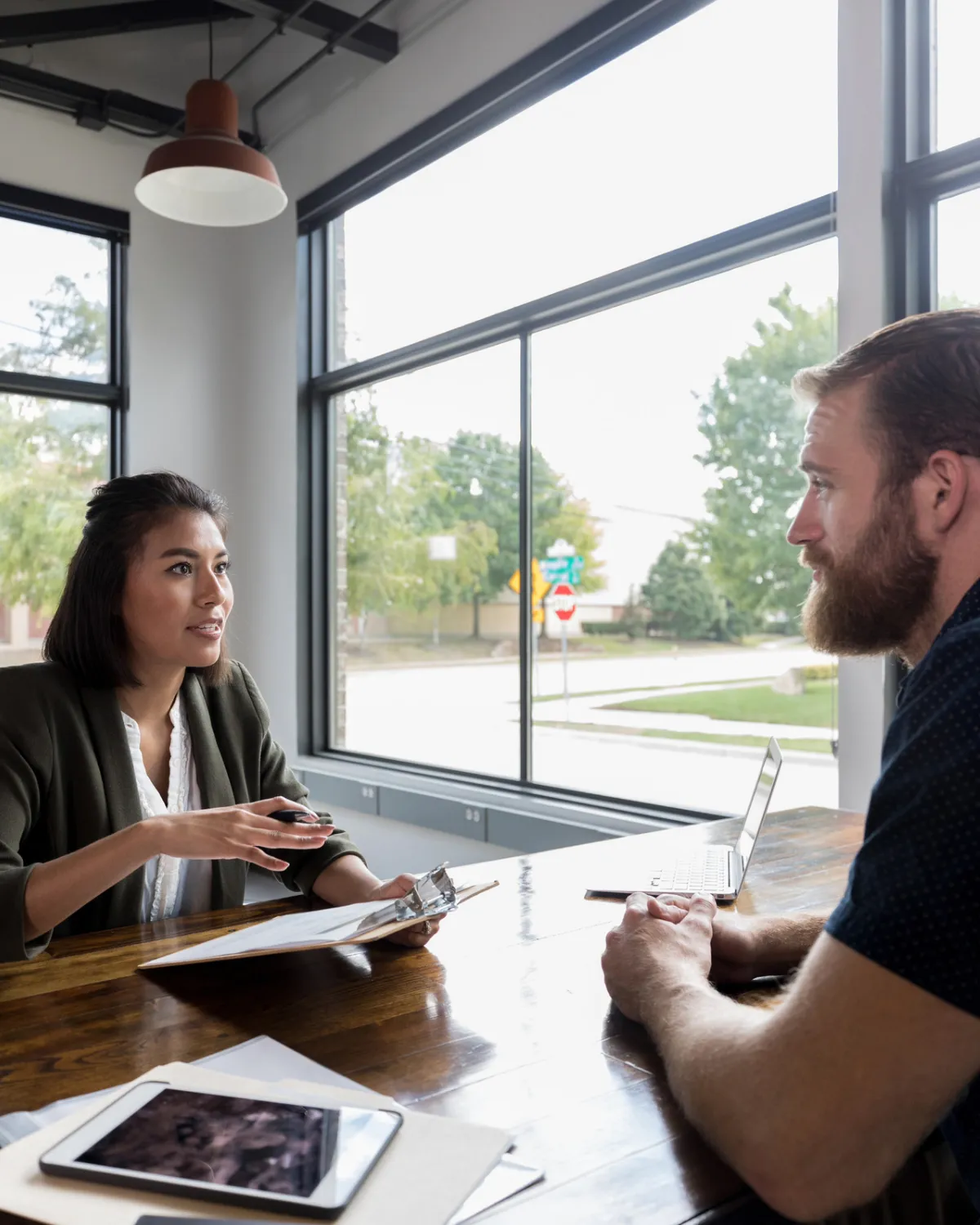 A licensed FCPC agent meeting with a client